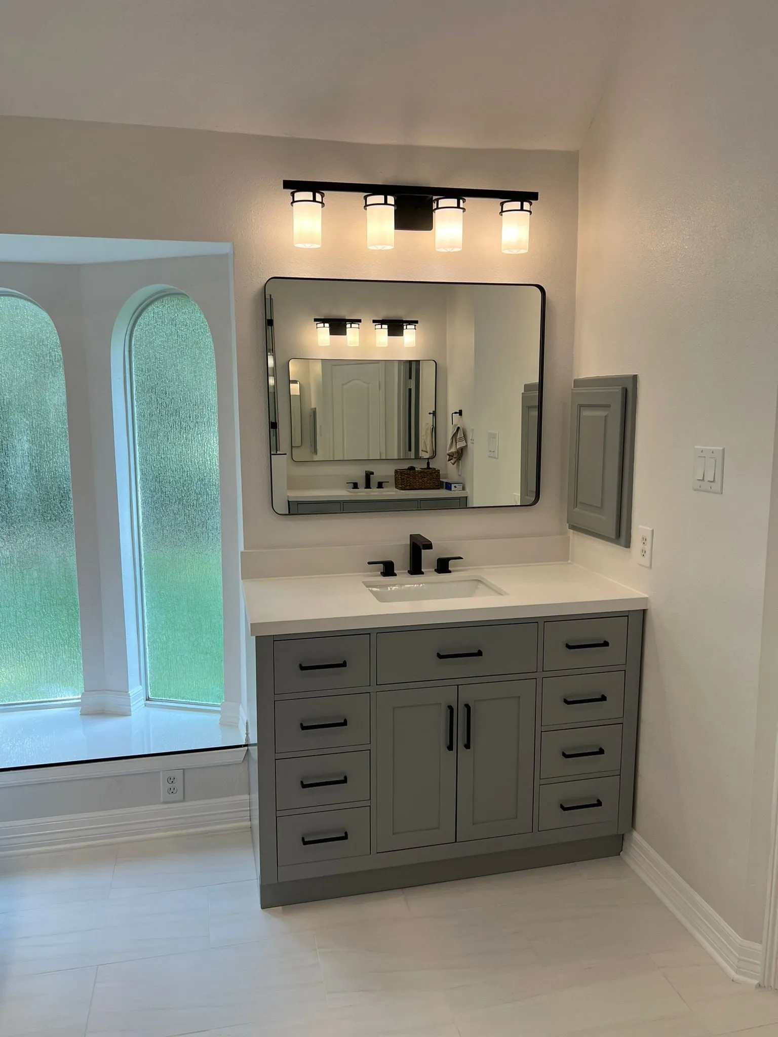 Primary bathroom suite with a freestanding tub and a curbless stone wet room in Sterling Ridge, The Woodlands, TX